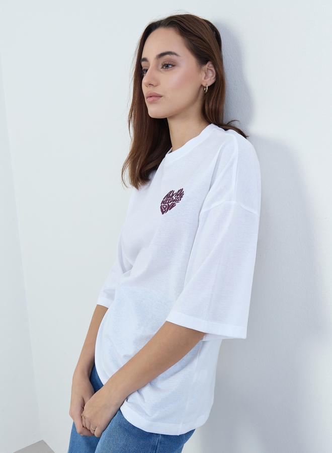 ستايلي تيشيرت واسع بكتابة مُطرّزة - Image 1